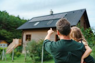 papa et fille devant toiture solaire