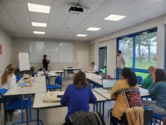 Groupe de personnes autour d'une table