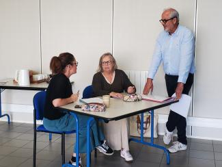 2 personnes avec un intervenant