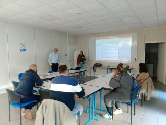 Personnes autour d'une table 