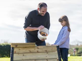 Famille qui composte