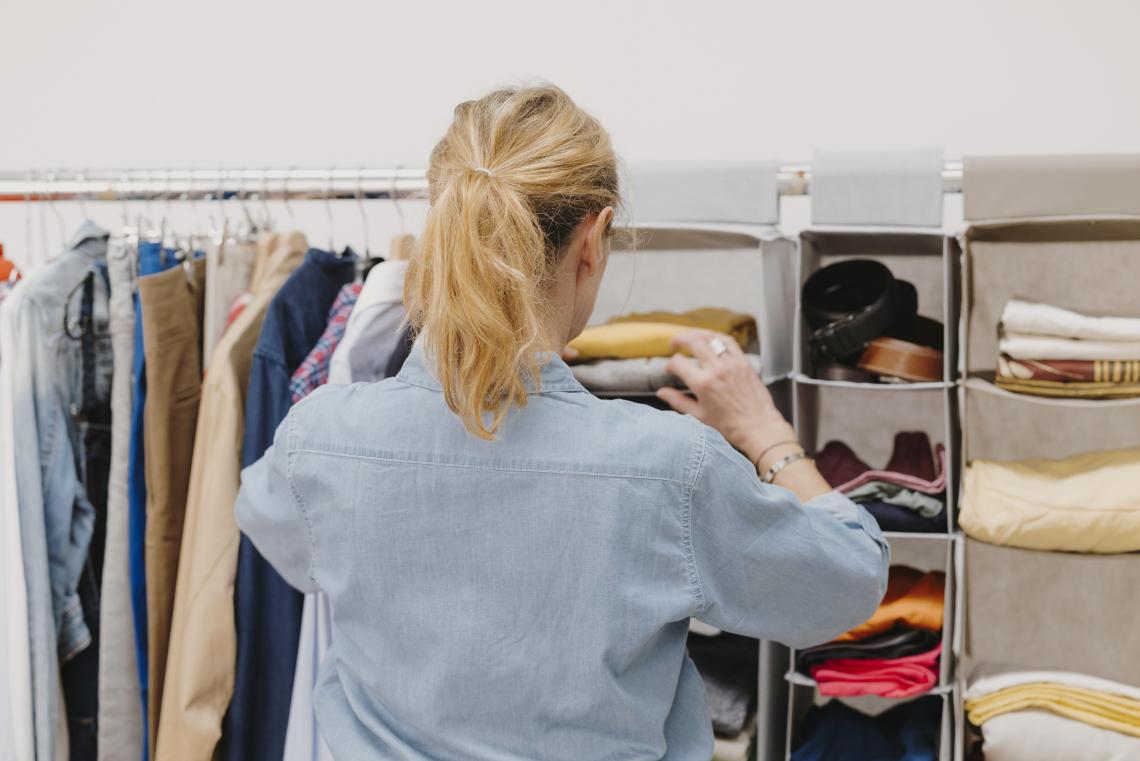Femme trie vetements