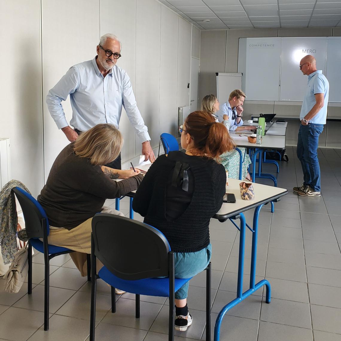 2 personnes et un intervenant