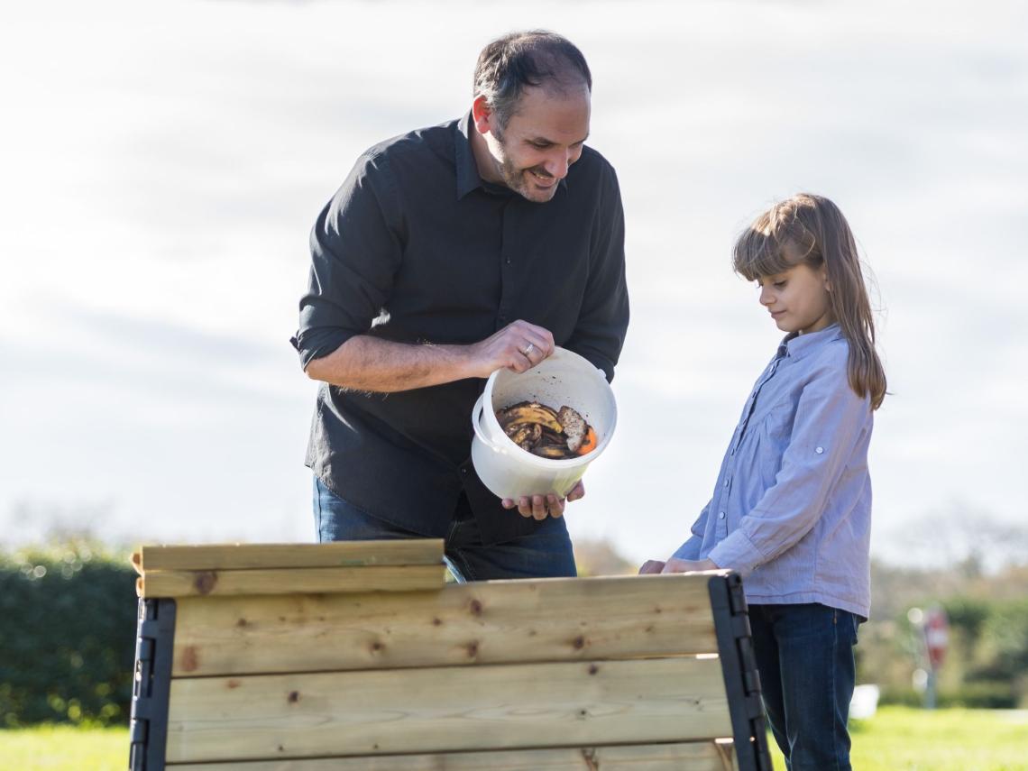 Famille qui composte